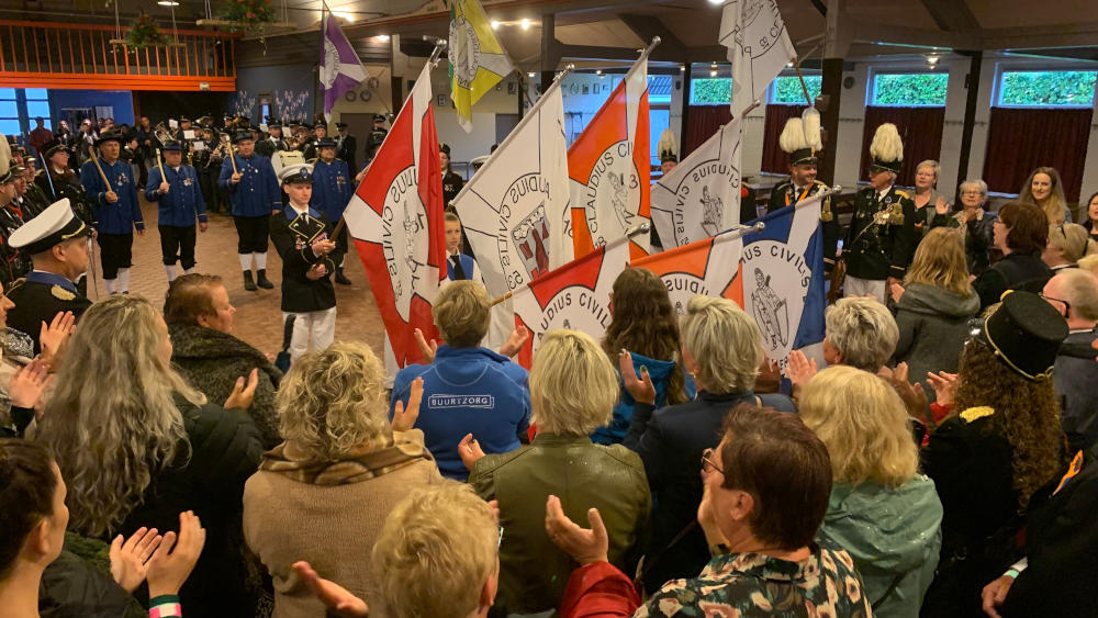 vendelhulde voor eenider betrokken in de zorg tijdens start Pannerdense kermis 2021