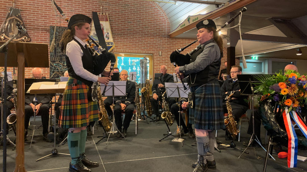 optreden van doedelzakspelers tijdens de gedenking van 4 mei in Pannerden